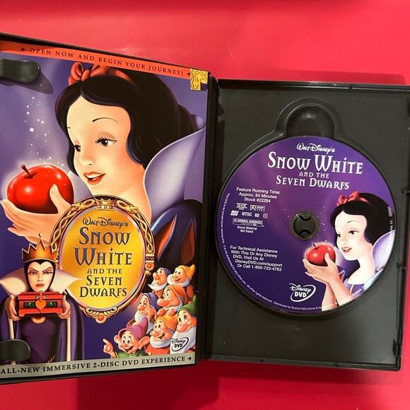 Walt Disney's Snow White and the Seven Dwarfs DVD - Picture 3 of 4